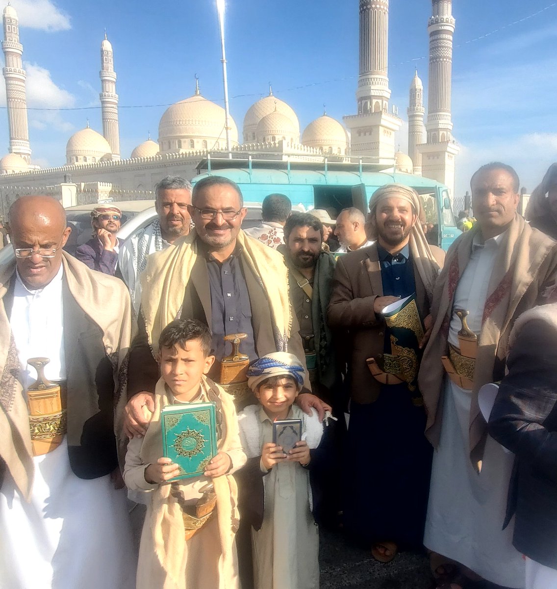 حضورنا في #ميدان_السبعين في #صنعاء في جمعة (نفير واستنفار.. نصرة للقرآن وفلسطين) مع اطفالنا رافعين كتاب الله والذي سنجسده في قلوبهم وأقوالهم واعمالهم وسلوكياتهم وبمعية الأعزاء ابراهيم الوشلي، أحمد السدح، حميد الرفيق، ماهر الحاضري
#شعب_الإيمان_يغضب_للقرآن
#القرآن_كتاب_الله