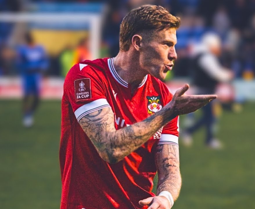 WrexhamAFC_ES's tweet photo. 🤫 "Love him or hate him".
El capitán James McClean pisa hoy el Liberty Stadium. Sabe que el recibimiento será de todo menos amable, pero no hay nadie que disfrute más de estos ambientes que nuestro #7.
¡Capitán, lidéranos! 🫡🇮🇪
#WxmAFC #Wrexham #JamesMcClean #DerbiGales https://t.co/QOJplVdCUg