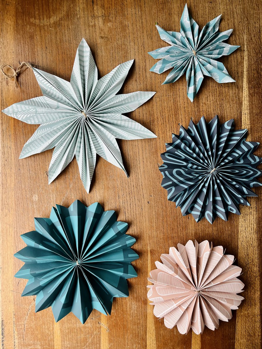 MissPrint_Ltd's tweet photo. It’s that time of year… decorations are out 🌟
Homemade wallpaper Christmas stars…

#crafthacks #getcrafty #craftychristmas #stars #paperstars #missprint #handdrawn #wallpaperdesign #patternmaking #behindthescenes #patternmakers #surfacepatte https://t.co/FTt8JUkdLb
