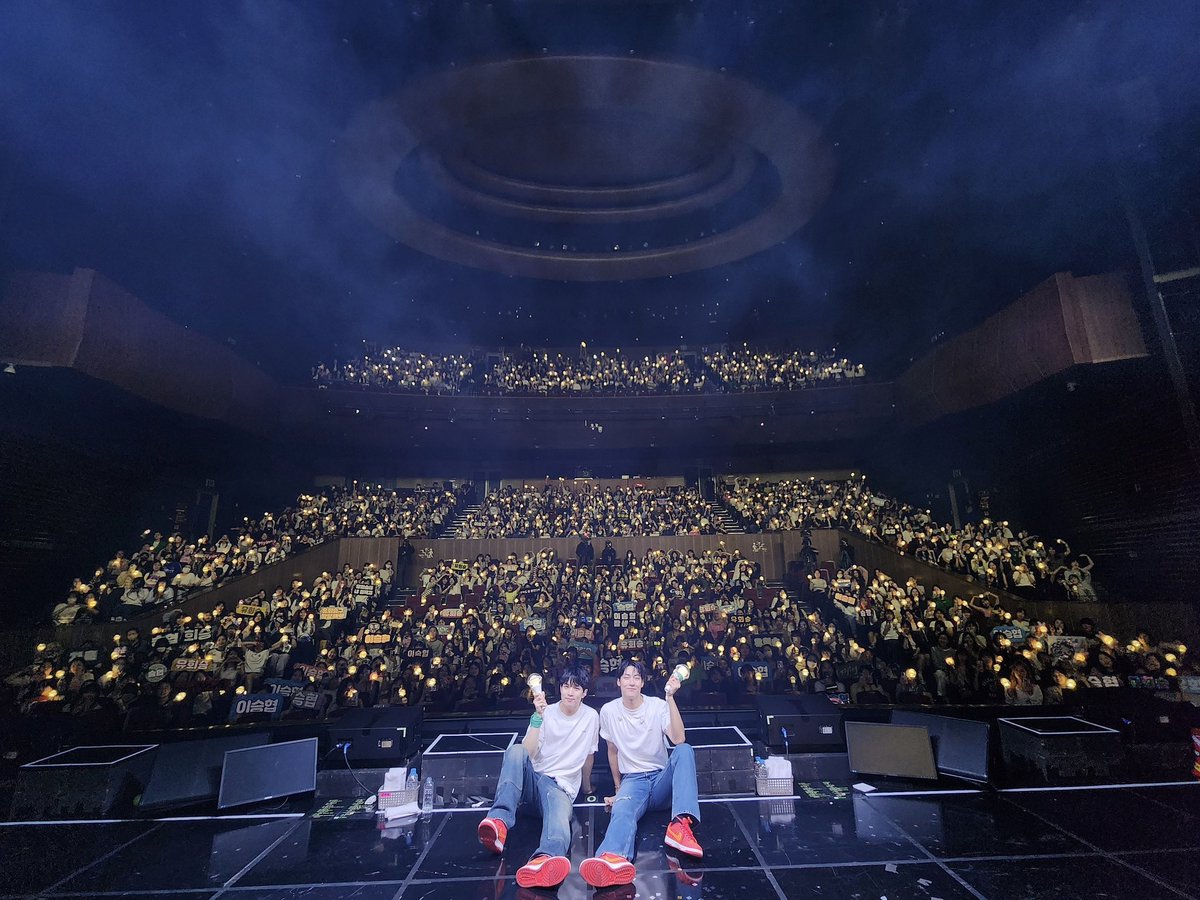 1031Hz_'s tweet photo. 셋 다 올공인데 공연장 커지는 거 보니까 울음나 .. 여기에 다 함께 했다는 것도 ᴛ.ᴛ https://t.co/Z9gdGkPLDL