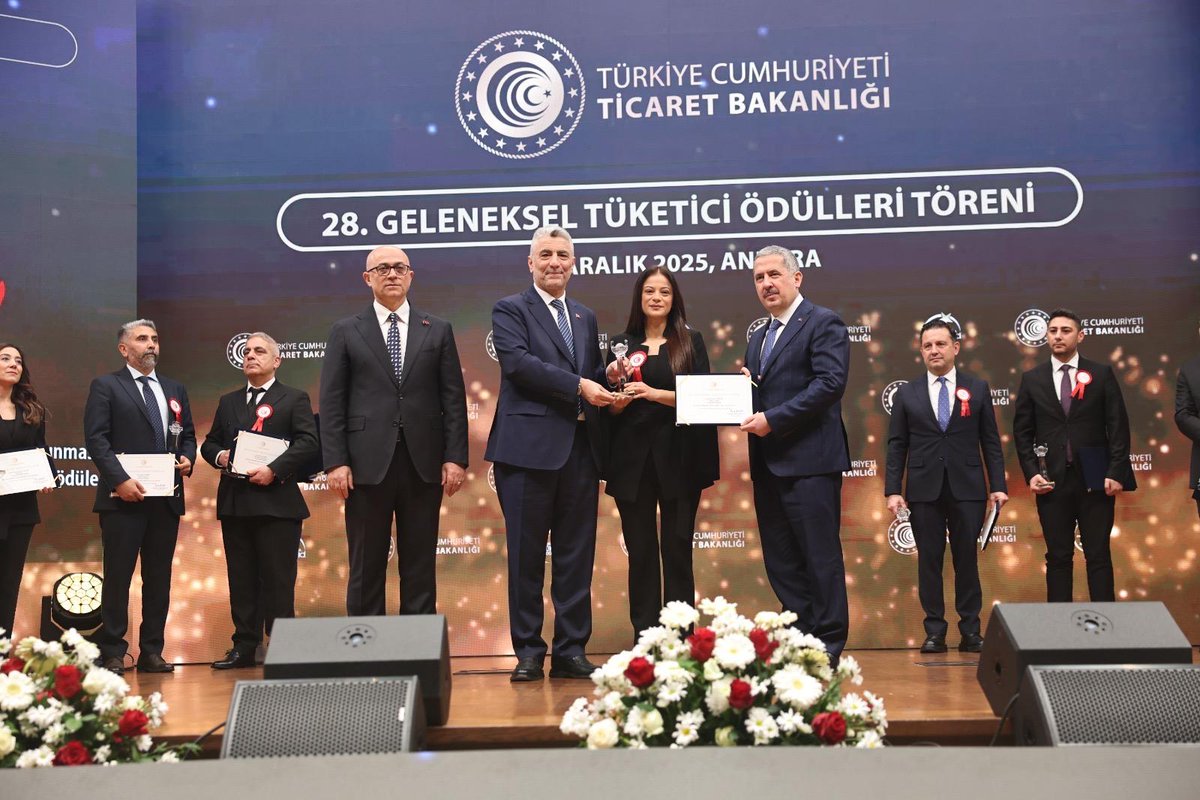 Geleneksel Tüketici Ödülleri'nde Haber Global'e ödül

Tüketici bilincinin artırılmasına katkı sunan kişi ve kurumların ödüllendirildiği törende, Haber Global muhabiri Kardelen Yüksel, Tüketici Özel Ödülü’ne layık görüldü

haberglobal.com/yasam/geleneks…