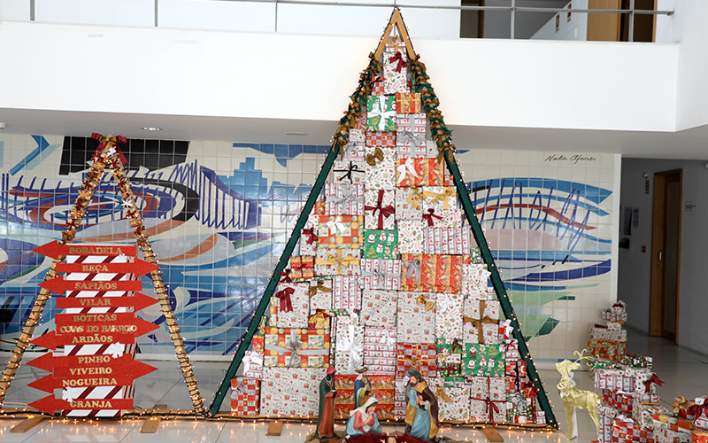 Exposição Presentes de Natal patente na Câmara Municipal dlvr.it/TPvw0J