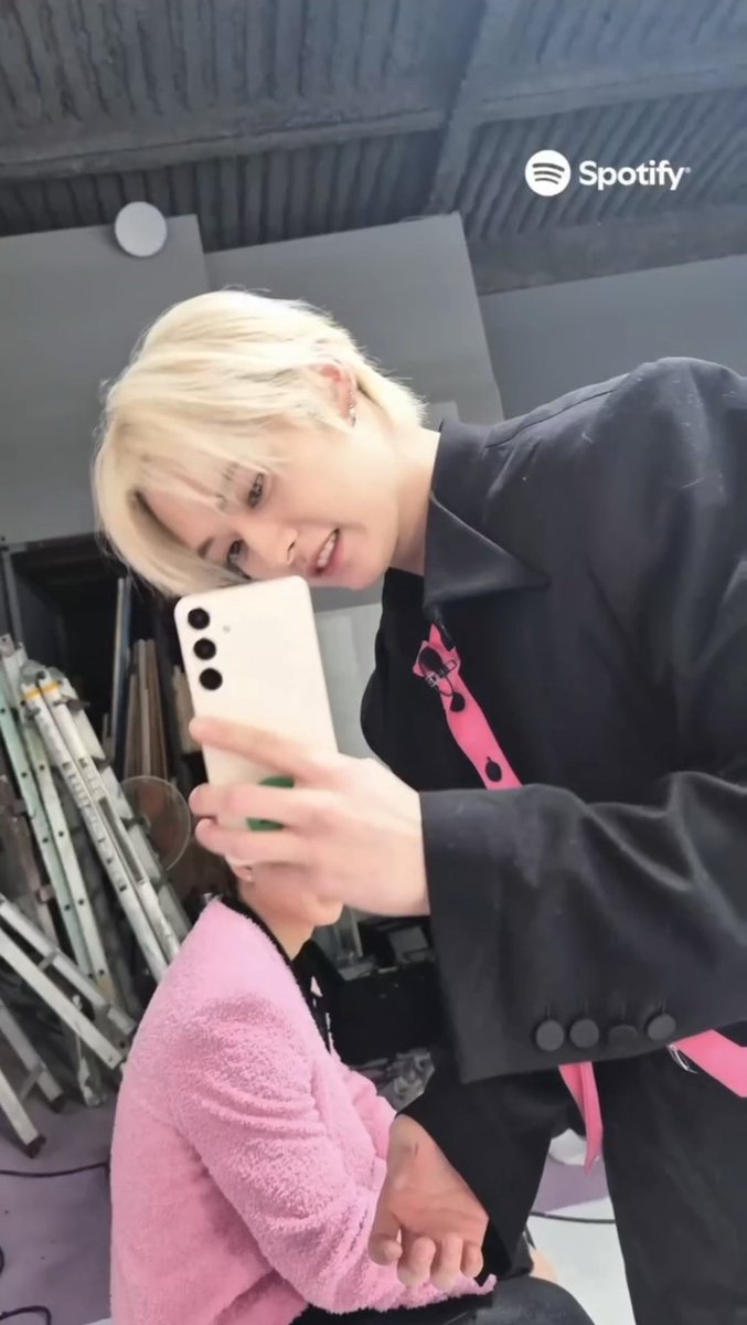 _Cursed_Love_'s tweet image. 🐿 lee know, show your beautiful face!
🐰 why are you asking informally?
🐿 lee know ssiiiii, show your beautiful face!!!