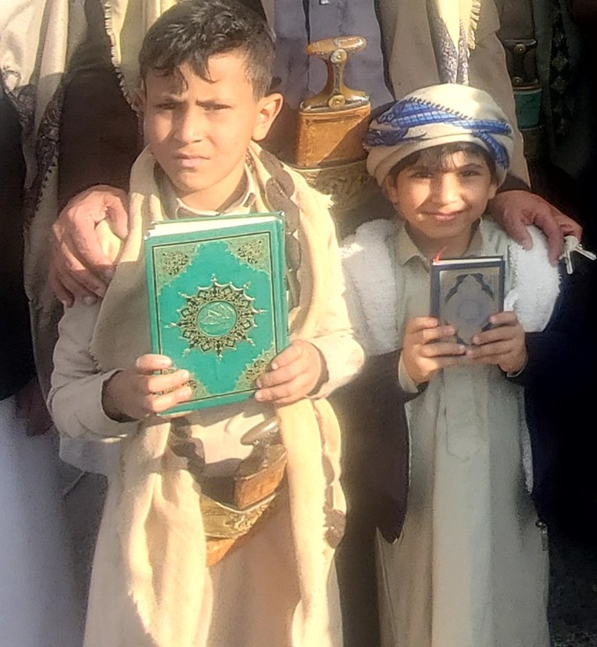 الطفلان علي يوسف الحاضري وابراهيم سمير الحاضري حاضران اليوم في مليونية (نفير واستنفار.. نصرة للقرآن وفلسطين) بـ #ميدان_السبعين في #صنعاء غضبا ضد #أمريكا و #اسرائيل فهو الجيل الذي سيتم دك أنظمة الشر في الأرض بأيديهم ان شاء الله مادام هذا القرآن نور طريقهم
#شعب_الإيمان_يغضب_للقرآن