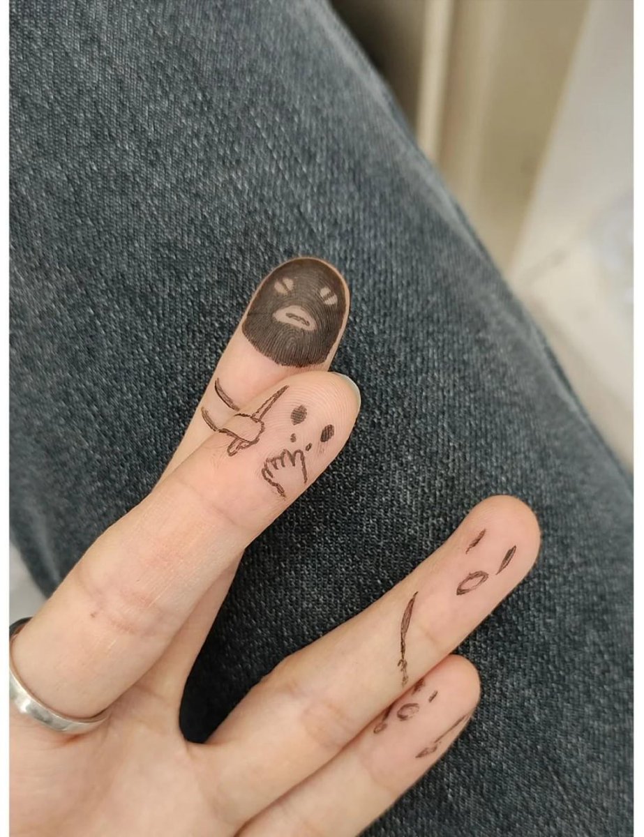 abc2014010's tweet image. Hand over the Christmas gifts, this is a robbery😈