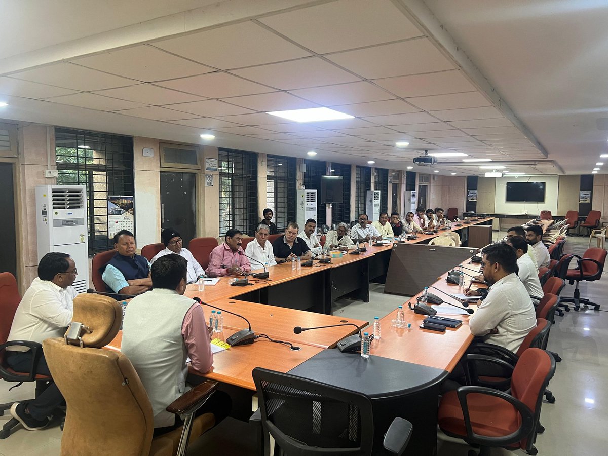 તા.૦૧.૦૧.૨૦૨૬ ની લાયકાતની તારીખના સંદર્ભમાં મતદાર યાદીનો ખાસ સઘન સુધારણા કાર્યક્રમ (SIR) અંતર્ગત આજ તા.૧૯-૧૨-૨૦૨૫ના રોજ મુસદ્દા મતદારયાદી પ્રસિધ્ધ કરવામાં આવેલ છે. જે અંતર્ગત આજરોજ રાજકીય પક્ષો સાથે બેઠક યોજી. તેમજ માન્ય રાજકીય પક્ષોને મુસદ્દા મતદારયાદીની નકલો આપવામાં આવી.