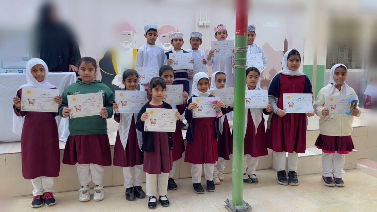 أقامت معلمة الفنون البصرية أ / أروى بيت سعيد بتكريم جميع الطلاب المشاركين في مسابقة (فرحة🇴🇲وطن) على (منصة نور ) و أظهرت أعمال الطلاب الموهوبين تميزهم و إبداعهم وحبهم  لعُمان الحبيبة .