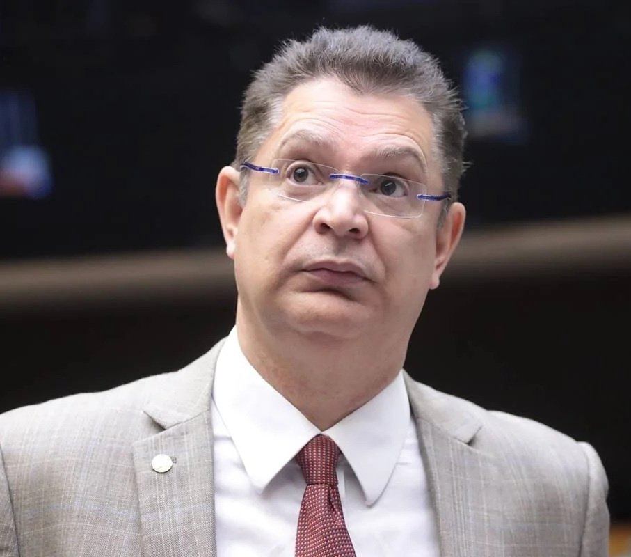 Não tem provas de que o lulinha recebeu R$ 300 mil, mas acharam R$ 400 mil na casa do Sóstenes.