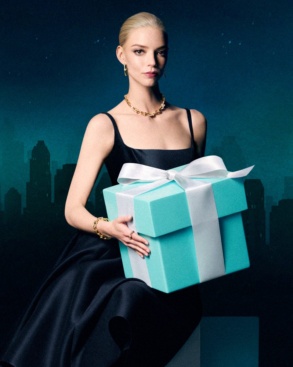 Anya Taylor-Joy wears the bold signature links and elegant pavé