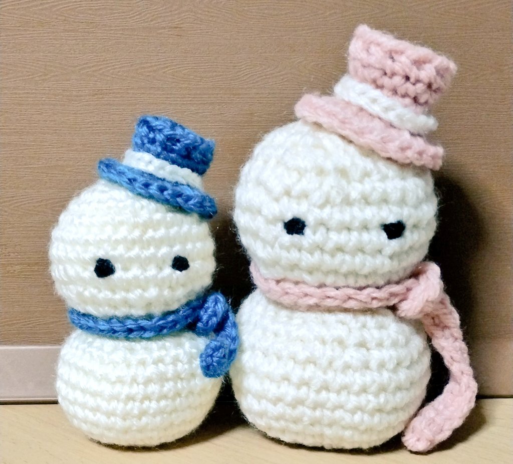 amiaMichika's tweet photo. YouTubeにあるMikanclさんレシピの雪だるまをプレゼント用に作ってみました。
久しぶりに真面目に編み物したから肩こった！！
#AmiaMikanclcrochet 参考
#Mikancl さまありがとうございます。

#ハンドメイド
#編み物
#かぎ針編み
#手編み
#あみぐるみ
#編みぐるみ https://t.co/xxJoPmZdHC