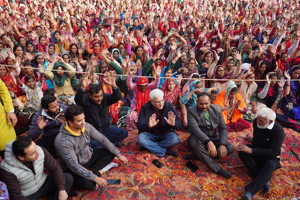 kgahlot's tweet photo. महिपालपुर गाँव स्थित जोहड़ वाले पार्क में आयोजित पावन शिव कथा में सम्मिलित होने का सौभाग्य प्राप्त हुआ।

कथा के माध्यम से भगवान शिव जी के जीवन दर्शन, करुणा और त्याग का संदेश मिला।

इस प्रकार के आयोजन से आध्यात्मिक एवं सकारात्मक ऊर्जा का संचार होता है। आयोजकों और श्रद्धालुओं को इस सफल व भव्य आयोजन के लिए हार्दिक शुभकामनाएँ।

इस अवसर पर ललित सहरावत - महिपालपुर वार्ड से मंडल उपाध्यक्ष और पवन सहरावत जी व संजीव जी भी मौजूद रहें।

ॐ नमः शिवाय!