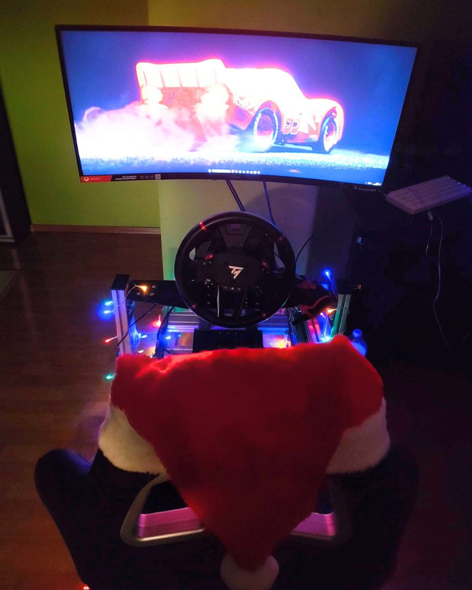 TMThrustmaster's tweet image. #FriendFriday
Ever wondered how Santa delivers presents all around the world in one night?
Simple: he speed-trains on his simracing setup.

📸 @itz.p4t5 (on Instagram)
🏎️T598