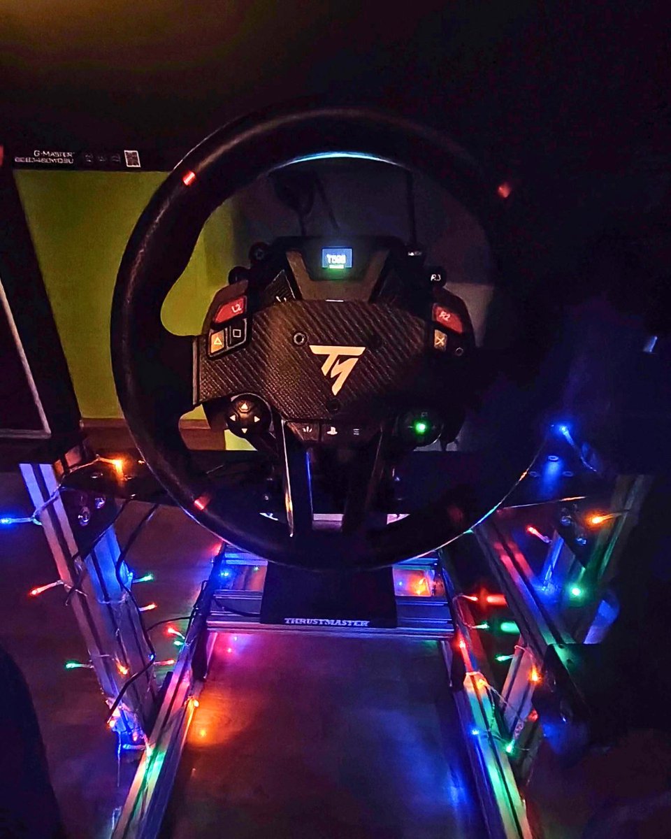 TMThrustmaster's tweet image. #FriendFriday
Ever wondered how Santa delivers presents all around the world in one night?
Simple: he speed-trains on his simracing setup.

📸 @itz.p4t5 (on Instagram)
🏎️T598
