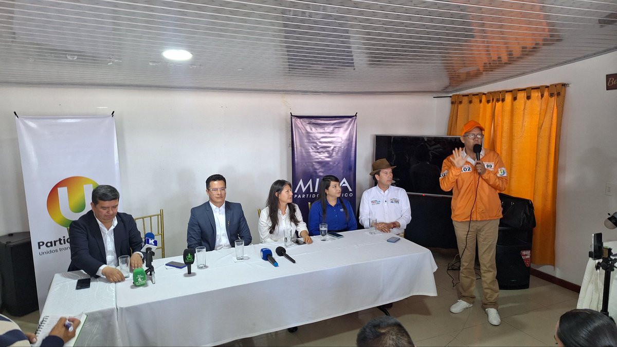 PoliticoAji's tweet photo. #AjíPolítico 🌶 #AEstaHora se presentan los seis candidatos por la la coalisión partidos @PartidoMIRA y el #PartidoDeLaU, que aspirán a la @CamaraColombia.

Están:
Jairo Castiblanco
Humphrey Roa.
Yury Neill Díaz.
Manuel Pulido
Nancy Zapata 
Libi Puerto. https://t.co/uXgmD32SAL