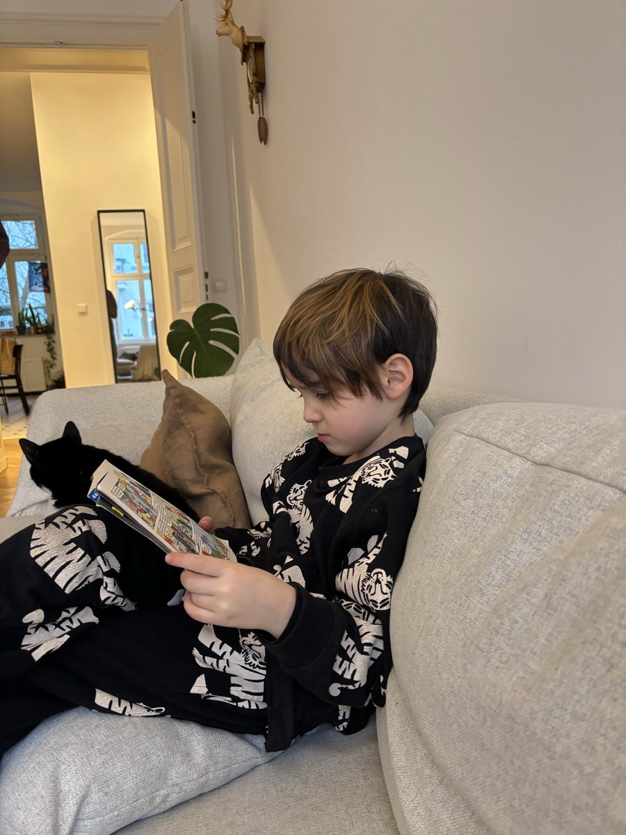 בן השש וחצי שלי נכנס היום הביתה ובנונשלנטיות סיפר לי שהוא למד *היום* לקרוא ואז פתח ספר והתחיל לקרוא ממנו משפטים שלמים וזה הדבר הכי מרגש שראיתי אותו עושה מאז שהוא התחיל לדבר