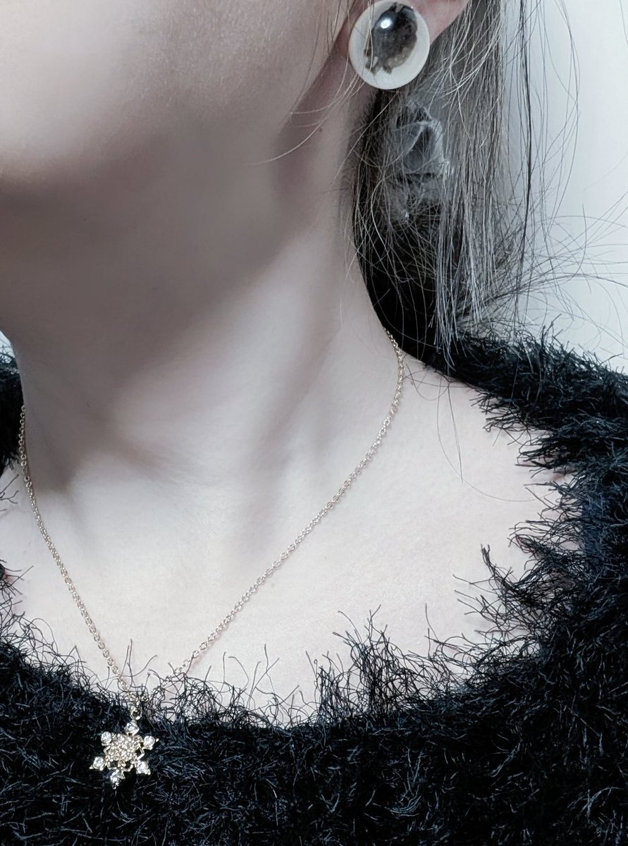 今日は黑ミサFURANO2025の贈り物 HYDEロゴ×雪の結晶ネックレスで。 鏡