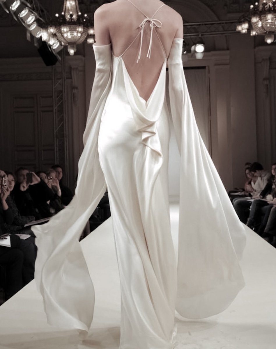 glirttery's tweet photo. angel wing dress by fanny liautard bridal 2012 https://t.co/8pIk67FJyV