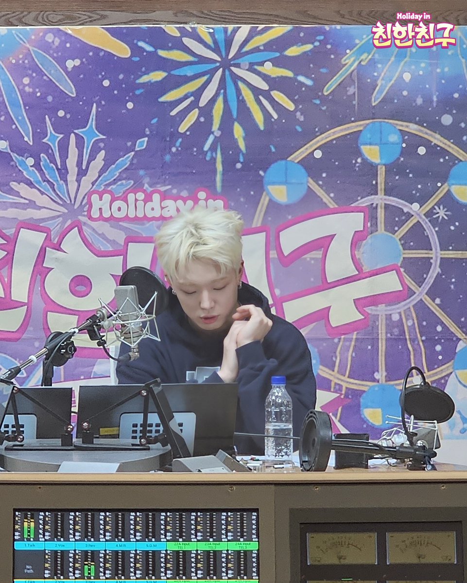 🎁친친🎁

#Holidayin친한친구 
#바비 #아이콘 <a href="/iKONIC_143/">iKON GLOBAL iKONIC</a> <a href="/bobbyranika/">김지</a>

있나요 웃다가 뒷통수까지 아파본 적 

밥디가 친친을 통해 트렌드를 조금은 더 알아갔길🙏

사실 몰라도 되긴 해 
새깅도 스껄도 바비가 먼저 했긴 해
트렌드 세터도 아니고 트렌드를 만들어가는 사람이긴 해