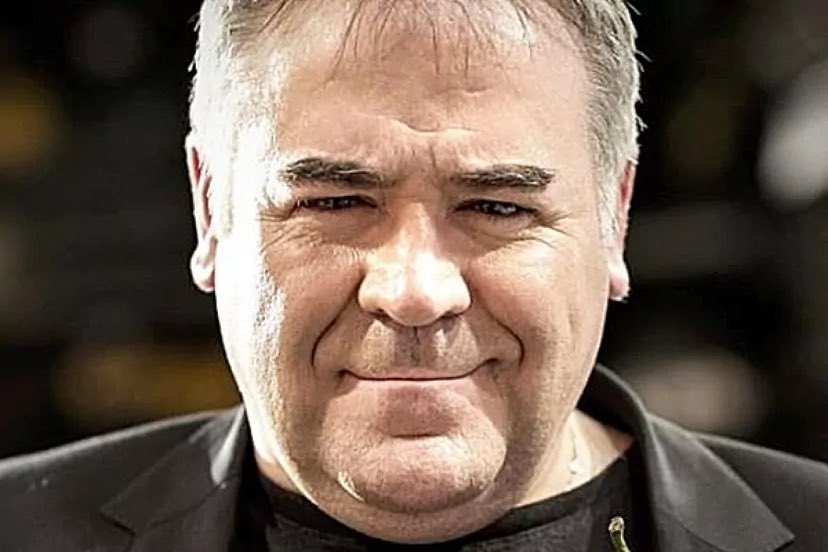 Este es Antonio García Ferreras. 

En mayo de 2016 dedicó horas y horas a difundir el bulo de los pagos de Venezuela a <a href="/PabloIglesias/">Pablo Iglesias 🔻{R}</a> a través de una cuenta secreta en Granadinas, una patraña fabricada por su amigo Eduardo Inda y las cloacas policiales. 

El jueves el Supremo