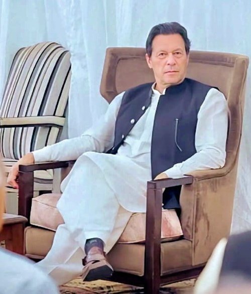 SJS0SH's tweet photo. اسٹیبلشمنٹ کے پاس عمران خان آخری موقع ہے، جس کے زریعے سے آپ پاکستانیوں کو راضی کرسکتے ہیں
عمران خان ہی ہے جو آپکو عزت کیساتھ بیرکوں میں واپس بھیج سکتا
ہے
عمران خان کے بعد آپ کس اور کے منہ سے نہیں سنیں گے ملک بھی میرا فوج بھی میری۔ عمران ریاض https://t.co/qrwGE3BNbV