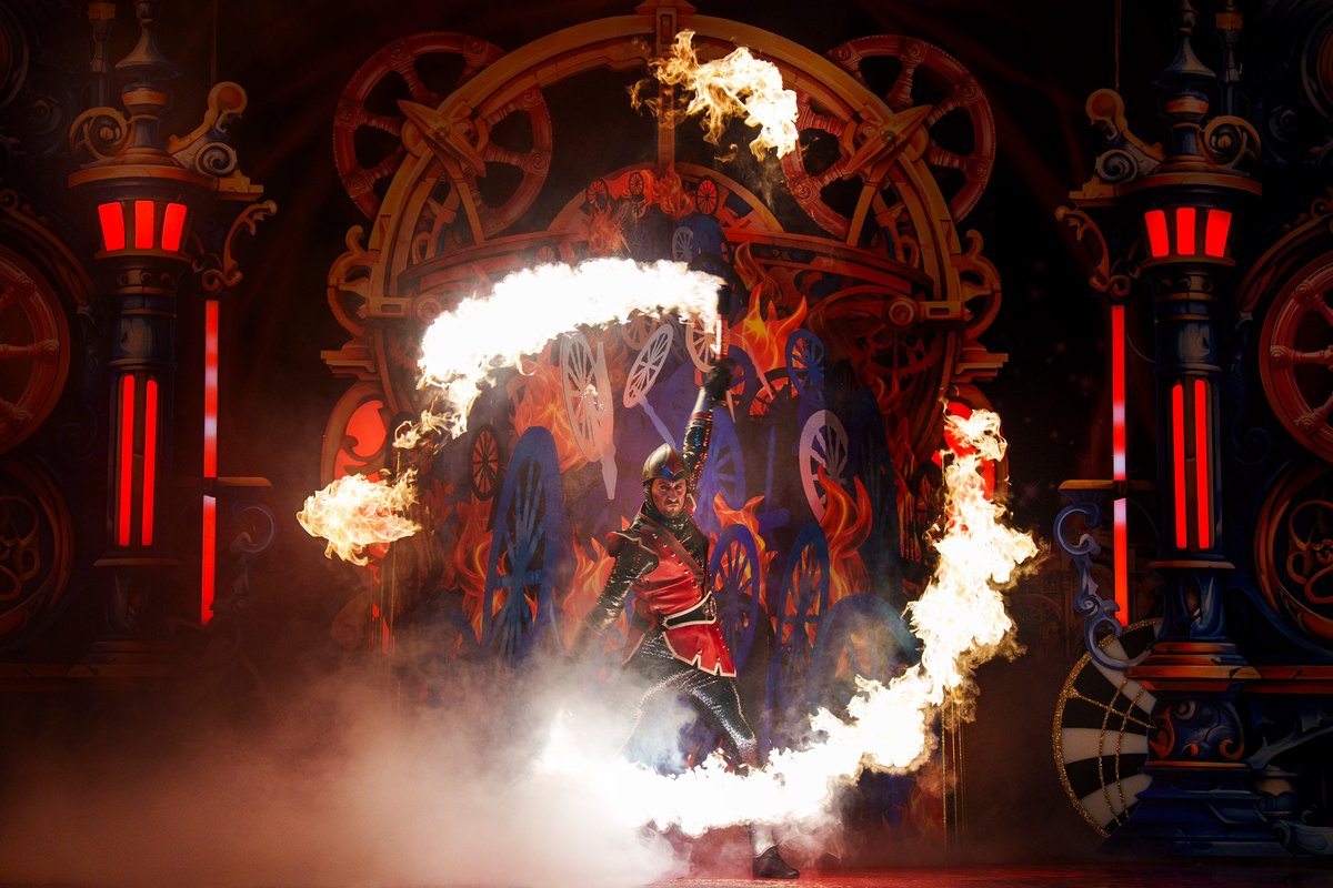 WhatsOnStage's tweet image. Panto season is here! Feast your eyes on these new photos from The London Palladium's festive production whatsonstage.com/news/the-londo…