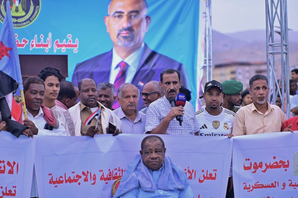 منتخب حضرموت لكرة السلة لـ "الكراسي المتحركة"، واتحادات وجمعيات وأندية الساحل تنضم إلى ساحة الاعتصام بالمكلا، مطالبين الرئيس الزُبيدي بإعلان دولة الجنوب العربي #استعادة_دوله_الجنوب 