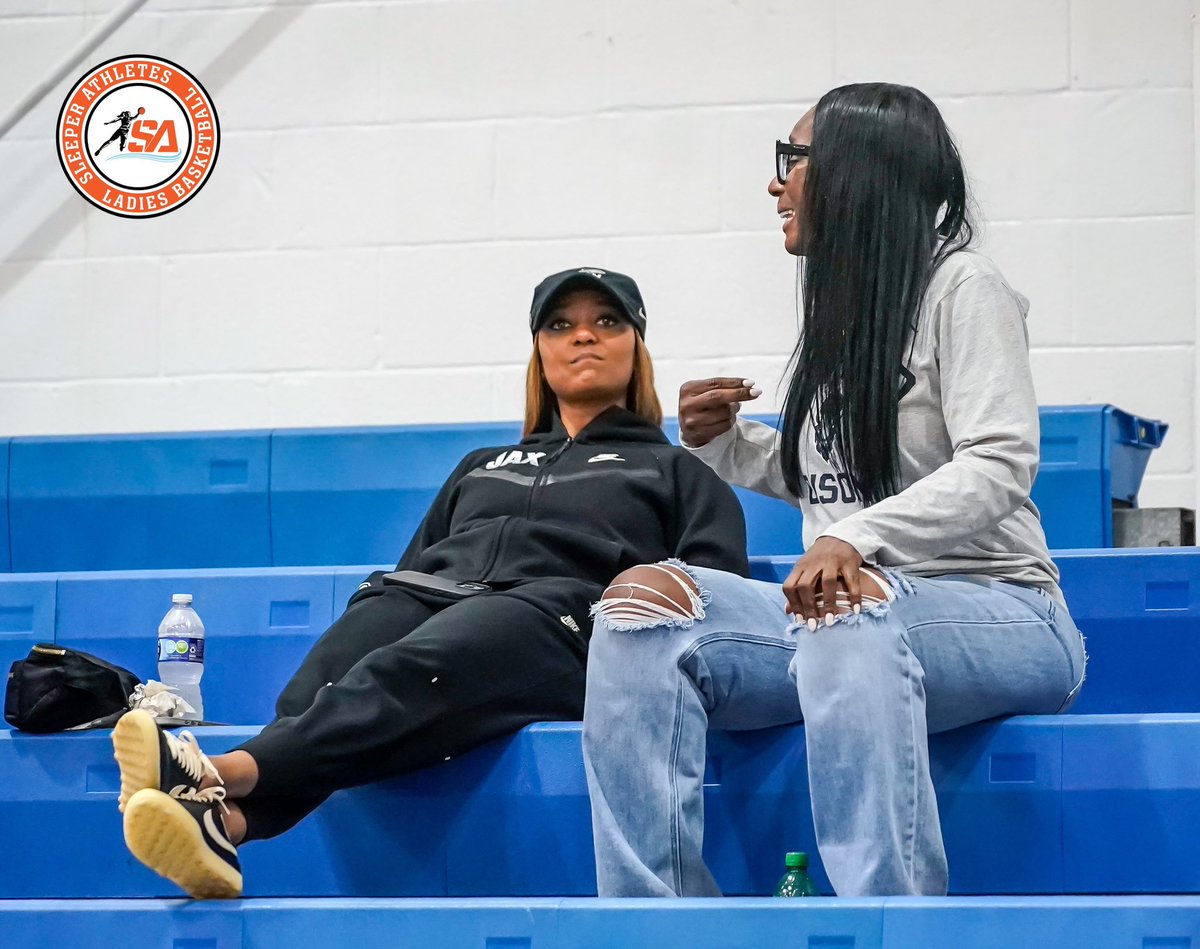 SAthletesLBB's tweet image. #Jacksonville #Dolphins Head Coach Special Jennings (@SpecialJennings) &amp;amp; #Howard #Bison Head Coach Ty Grace (@Coachtygrace) at the @KreulClassic #CoachCatcher

🎥 @ThaRealSleep
