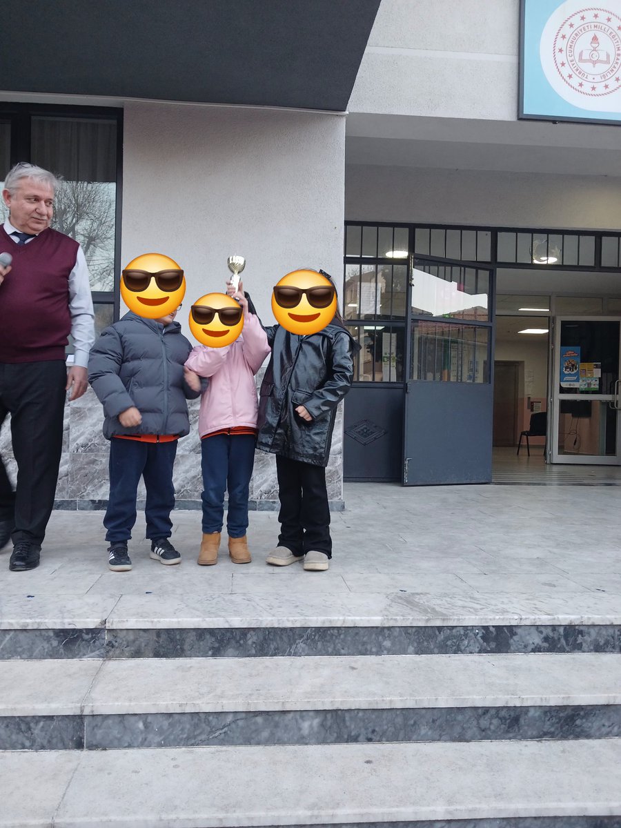 Okulumuzda "Akran zorbalığı ile Mücadele  "kapsamında her hafta düzenlenen temiz sınıf erdemli yetkin öğrenci yarışmasının birincisi 2/C sınıfı oldu.Tüm sınıfı, ögrencileri ve öğretmenlerini alkışlıyoruz