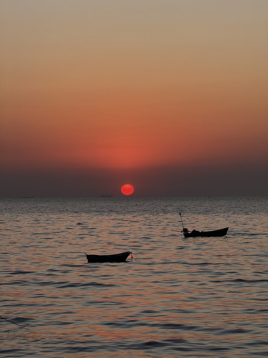 ชอบบรรยากาศสิ้นปีมาตลอด ต่อให้เหนื่อยแค่ไหน พอมาเจอทุกที่จัดเทศกาลคือใจฟูมาก ฮีลใจความเหนื่อยตลอดทั้งปี เหมือนเป็นสัญญาณของการบอกลาทุกอย่างในปีนี้เพื่อไปเริ่มต้นใหม่ในปีหน้าจริงๆนะ  :—)