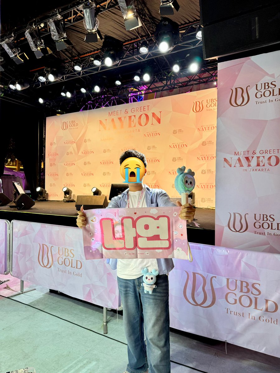 i was holding this HUGE slogan and nayeon looked at me fsjkskgh