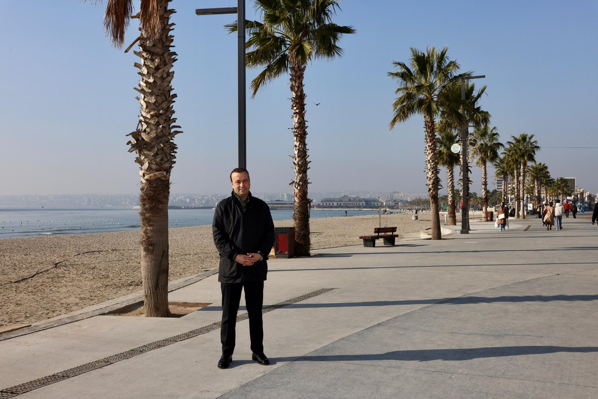 Masa başında değil, hayatın ve projenin tam kalbinde olmayı tercih ediyoruz.

Güneşli bir Aralık gününde İstanbul’umuzun mavisiyle yeşilini buluşturan Büyükçekmece sahilindeydik.

1.etabını vatandaşlarımızın hizmetine sunduğumuz sahil düzenlemesinin devam eden 2. ve 3. etap