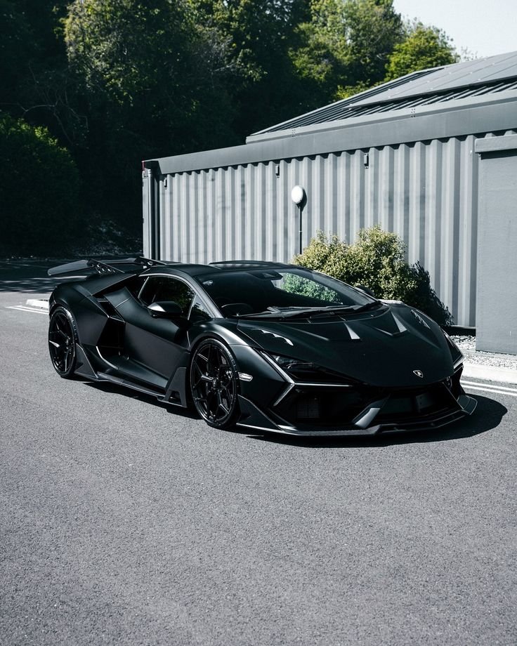 The Revuelto in matte black is just something else. It looks like it’s about to break the sound barrier just sitting still.🖤