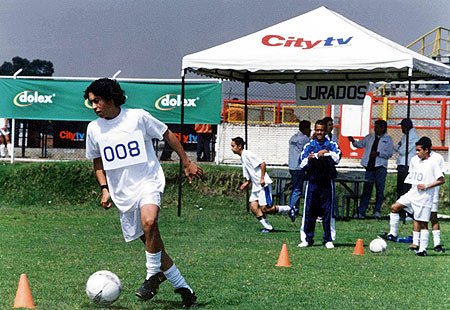 Leoabernal's tweet photo. Ustedes son muy jóvenes para recordar que en 2003 época dura para Millos @Citytv hicieron un Reality llamado "estrella azul" donde jóvenes pasaban unas pruebas y el ganador durante varios capítulos firmaba un contrato conen ese entonces Club Deportivo Los Millonarios eterno CDLM https://t.co/QbIlMsc8mR