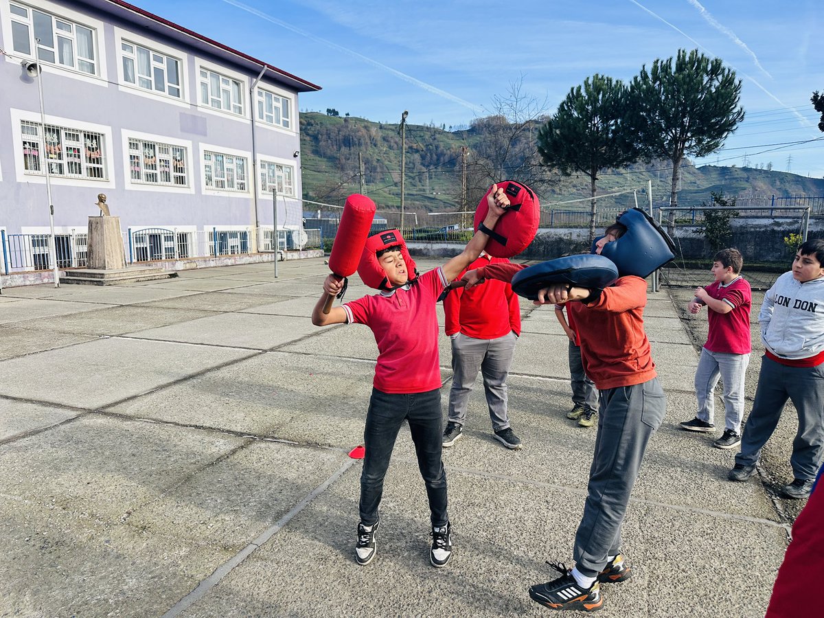 📍 Bugün Pınaraltı Ortaokulundaydık!
Gençlerle bir araya geldik, keyifli etkinlikler yaptık ve merkezimizin çalışmalarını tanıttık.
Enerji, gülümseme ve güzel anılarla dolu verimli bir gün geçirdik. 🌟🎈

<a href="/OA_BAK/">Dr. Osman Aşkın Bak</a> <a href="/gencliksporbak/">Gençlik ve Spor Bakanlığı 🇹🇷</a> <a href="/GSBgenclik/">Gençlik Hizmetleri</a> <a href="/lokmanaricioglu/">Lokman ARICIOĞLU 🇹🇷🇹🇷🇹🇷</a> <a href="/GSB_Trabzon/">Trabzon Gençlik ve Spor İl Müdürlüğü</a>