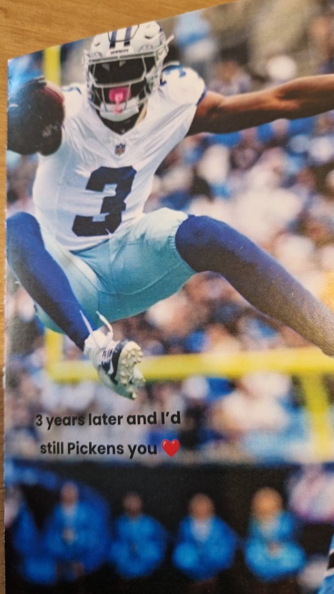robbieflynn89's tweet photo. The missus knocked it out of the park with cards this year 😂 #dallascowboys https://t.co/Xws1tll9Pi