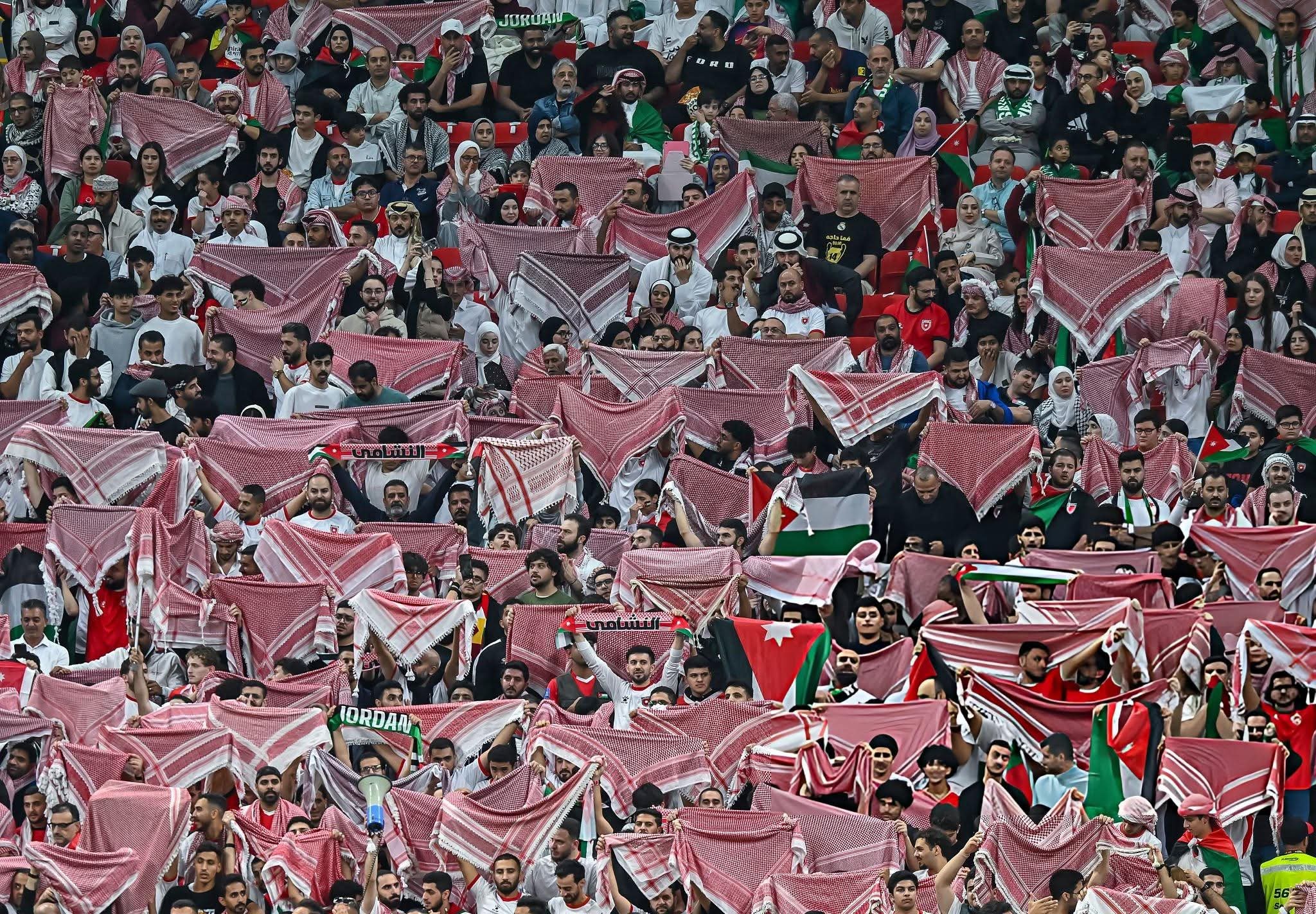 الأهازيج الشعبية والأغاني الوطنية... وقود معنوي يشعل مدرجات النشامى. المزيد في تقرير عماد العبادي عبر|| #بترا 