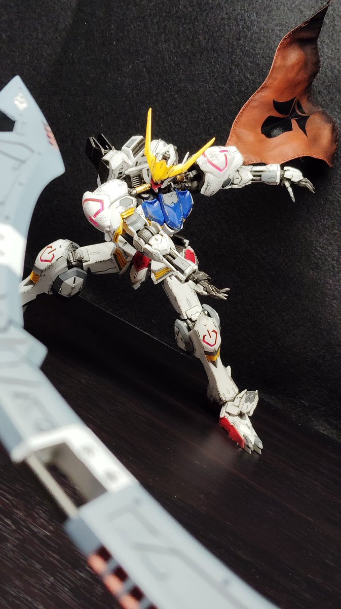 BansheeAirMk_2's tweet photo. #ガンプラ
 #鉄血10周年
MGバルバトス
(第4形態＋ブーメランメイス＆マント)
完成しました!!
メタルビルドのバルバトスを参考にブーメランメイスとマントを製作し、本体は部分塗装と墨入れ、チッピングを施して仕上げています。
【続く⬇】 https://t.co/409AxhfgtT