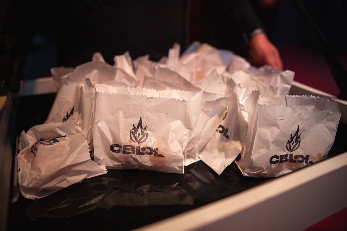 CBLOL's tweet image. Véspera de Natal é dia de comer bem e receber presentes 🎁

E aí, qual presente o seu time te deu em 2025 e qual você espera em 2026, no CBLOL?
