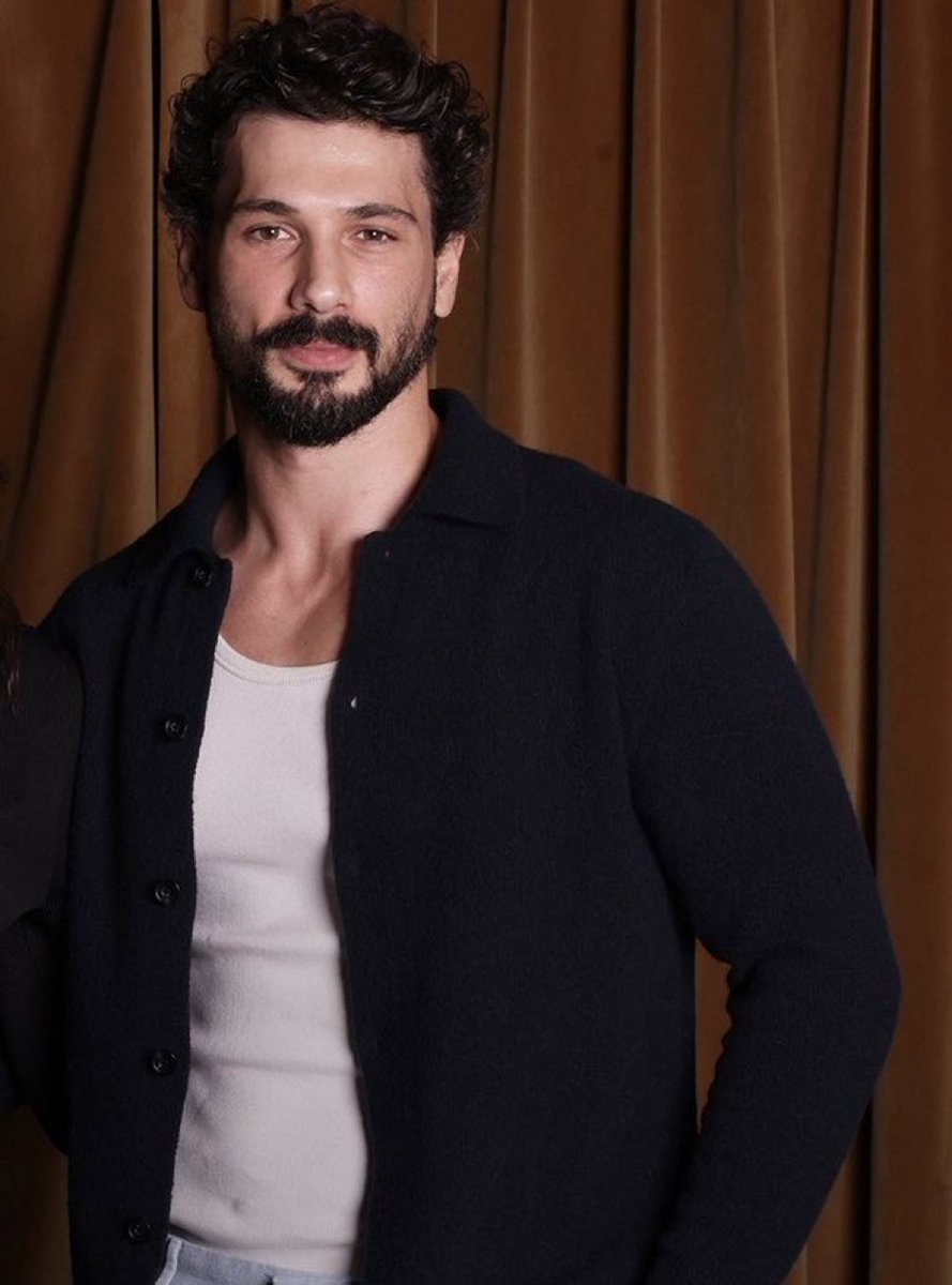 averyjamesqn's tweet photo. the hair..hottest man alive https://t.co/EB4ntrejhm