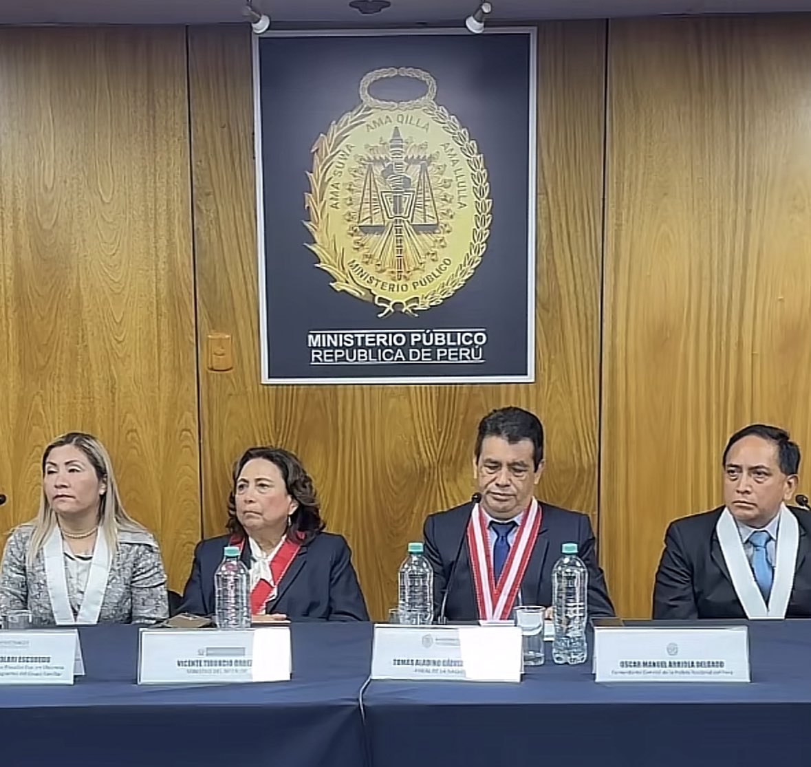 Capberlaw's tweet image. Lo acaba de decir @AladinoTomas en rueda de prensa… ya se está coordinando con los subsistemas lo relacionado con la asunción de los casos a cargo de los Equipos Especiales. Como lo sostuve antes; hay subsitemas con fiscales capaces que pueden asumir esa carga y dirigir esas…