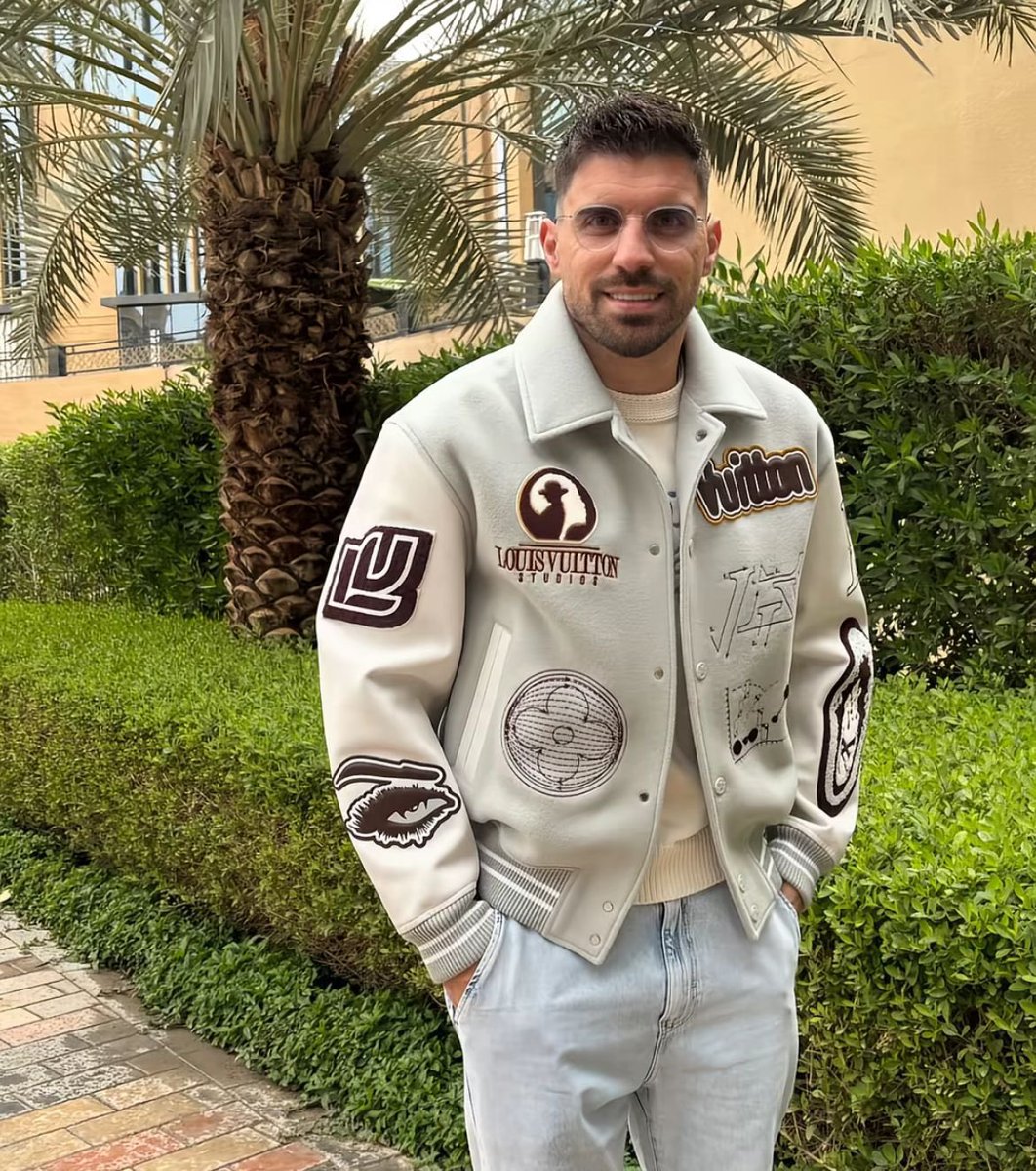 جميع الأرقام المذكورة عن عروض الهلال للاعب عبدالله الحمدان غير صحيحة إطلاقًا.  
الهلال أعطى اللاعب عرضًا مناسبًا بناءً على فترته وأرقامه مع الفريق، وهو أقل بكثير من المبلغ المذكور.  
أعتقد أن الزج بمفاوضات أندية أخرى للحمدان وبمبالغ خيالية ما هي إلا لعبة سماسرة، لن تندفع خلفها