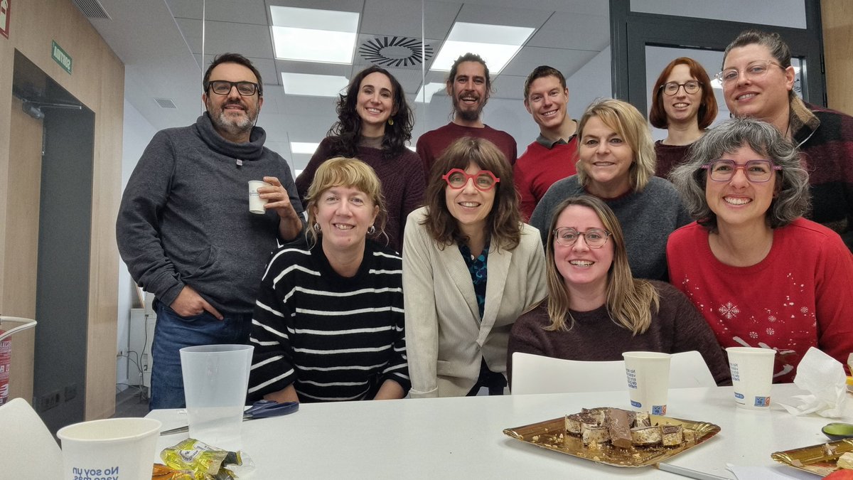Aquesta foto de grup ja és una tradició!! 

Avui hem fet torronada al museu (tot i que faltaven l'Esther, la Núria i la Mariona) i amb la panxa ben plena et desitgem unes bones festes! ❤️🥳🌲