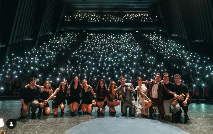 en mi vision board voy a poner esta imagen para poder viajar 8,000km para vivir la experiencia de estar en la tribuna de SFL 

#sefuelarga