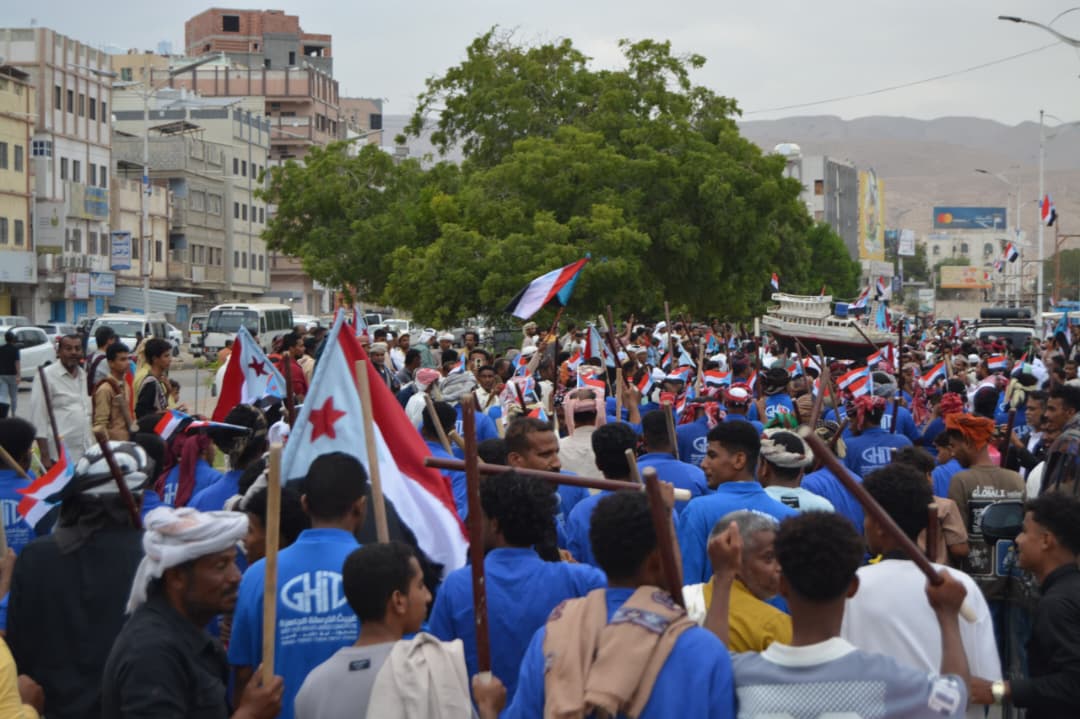 وفد من أبناء مدينة شحير يشارك برقصة العدة في ساحة الاعتصام بالمكلا لمطالبة الرئيس الزُبيدي بإعلان الاستقلال #استعادة_دوله_الجنوب 