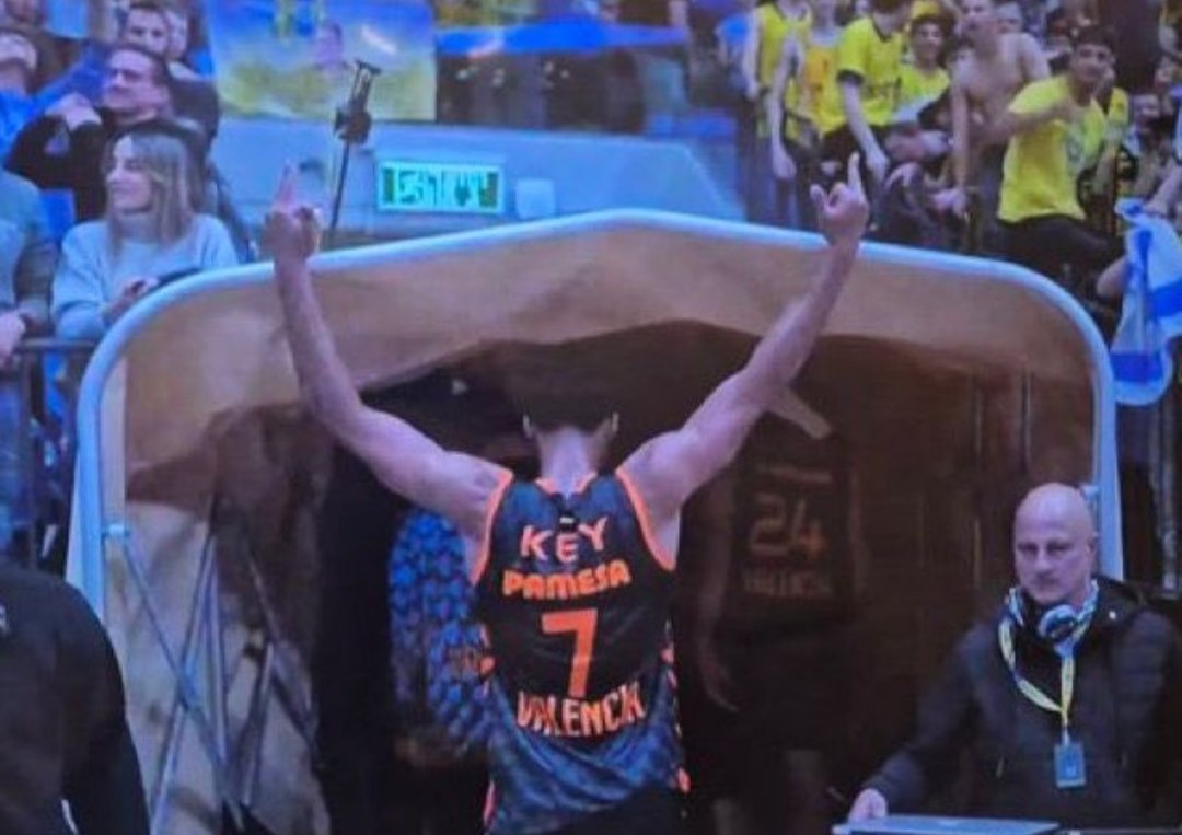 Da igual que seas Valencianista, Culé, Madridista o Baskonista.

Da igual si eres un friki del basket o te la sude este deporte.

Da igual si eres de cerveza o de vino.

Ayer Braxton Key realizó un gesto contra la injusticia y el abuso.

Una peineta para unirnos a todos.