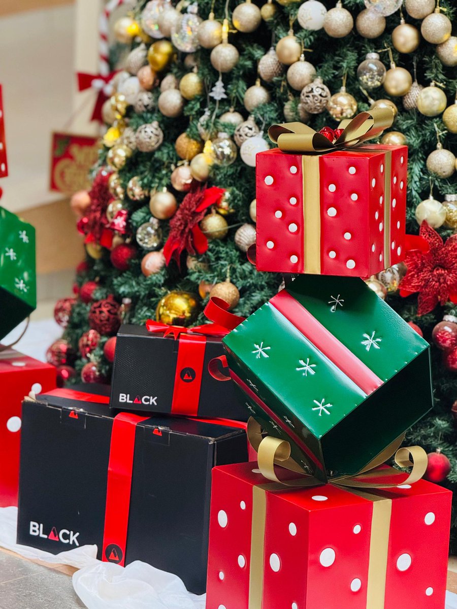 Trissy001's tweet photo. So this man left me a BLACK gift under a Christmas tree at Quality Namugongo 🤭🌚
Kati single people are not happy 😝
#BLACKUnderTheTree https://t.co/0QIZQpv3gz