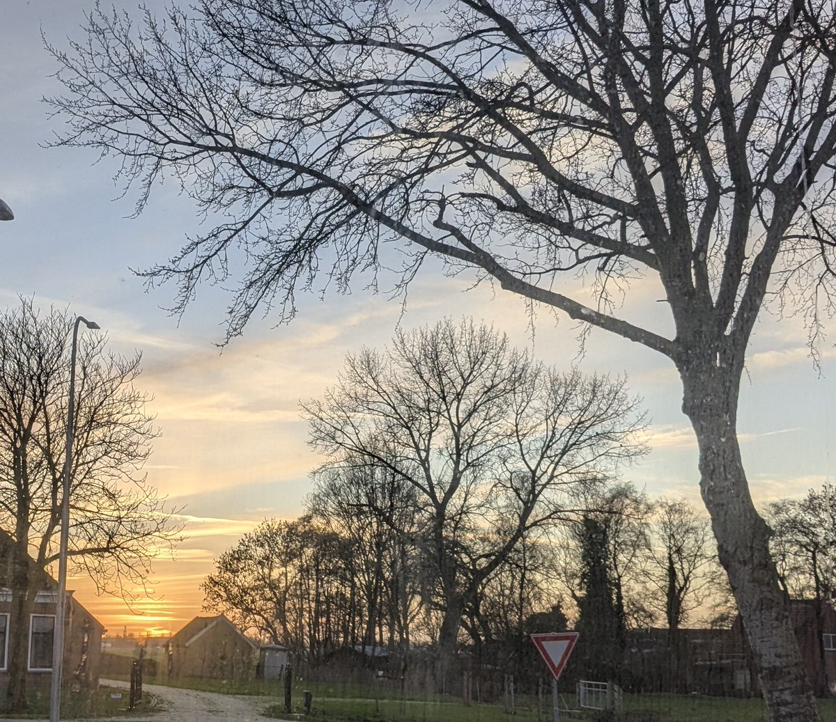 Gevangen in een waas van #vliegtuigbewolking gaat de zon onder. Maar ongetwijfeld zullen er weer enthousiaste beschrijvingen de #sunset revue passeren...