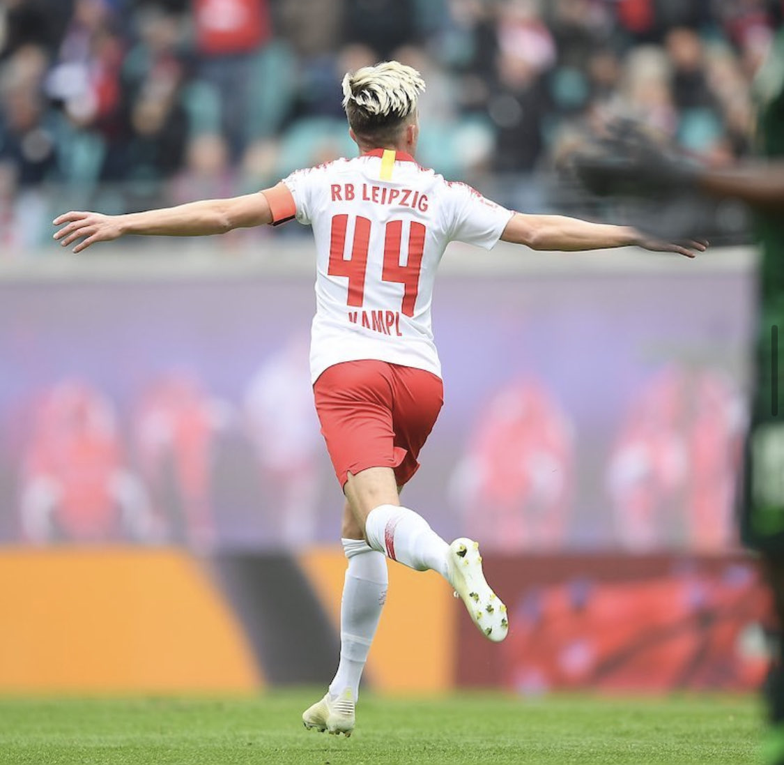 Kevin #Kampl (laut LVZ) beendet seine Karriere als Legende von RB Leipzig 👋

Karrier:

658 Spiele 
64 Tore
111 Torvorlange

DFB Pokalsieger 2x 🏆🏆
DFL Supercup-Sieger 1x 🏆
ÖFB Supercup-Sieger 1x 🏆
Österreicher Bundesliga Meister 1x 🏆

Danke für alles, Kevko! 🔴⚪

#RBLeipzig
