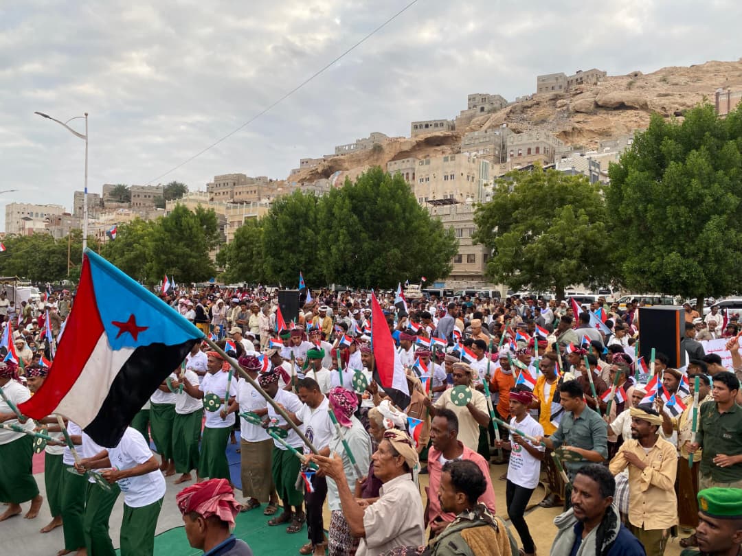 حارة المجرف بمدينة الشحر تشارك برقصة العدة في ساحة الاعتصام بالمكلا لمطالبة الرئيس الزُبيدي بإعلان دولة الجنوب العربي #استعادة_دوله_الجنوب 