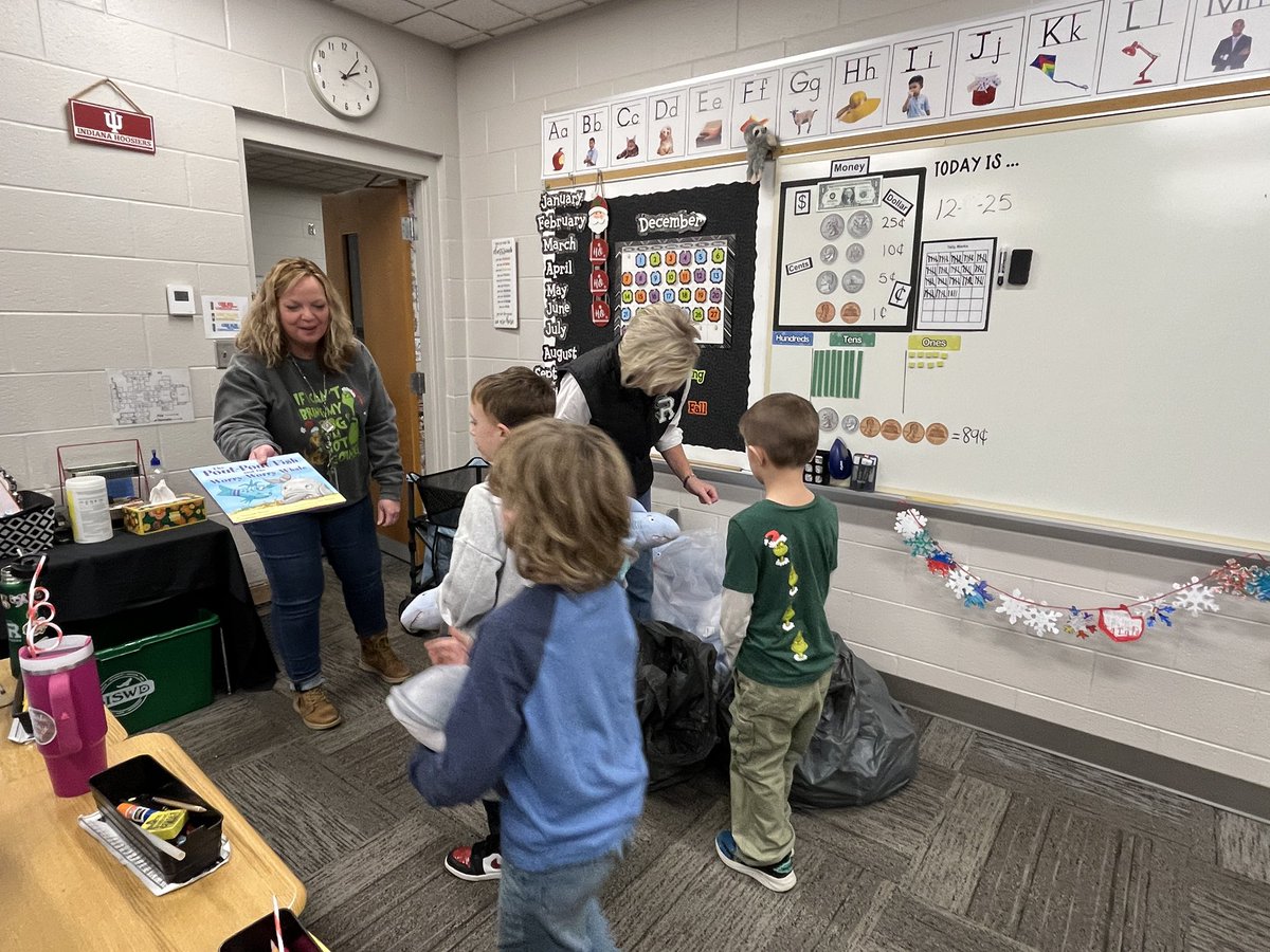 HalcombTammy's tweet photo. Thanks, SRES school board members for buying 1st graders books and an animal! Learning to read is so fun especially when you go to SRES! We are blessed to have so much support and love! https://t.co/jI51vlPKsZ